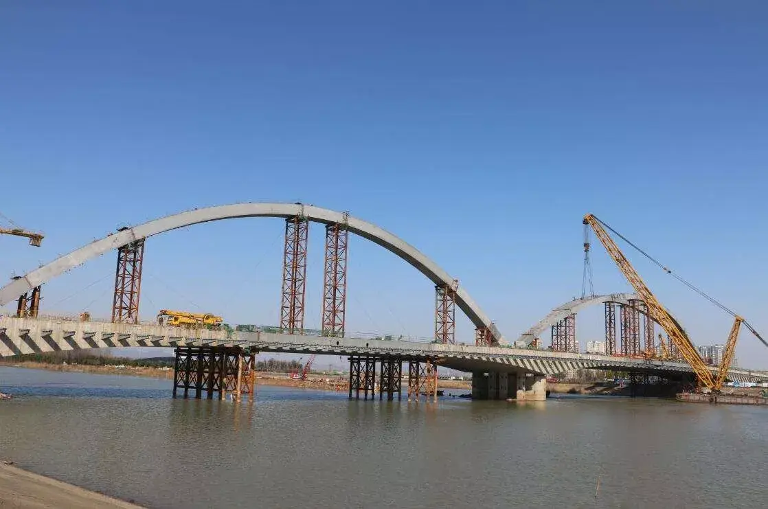 道路交通:建成中兴路北延跨秦淮新河大桥,龙西路立交二期,岱山西路北