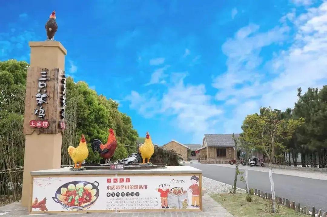 乡村旅游作为服务业,要着力补齐区域内基础设施不足,公共服务水平偏低