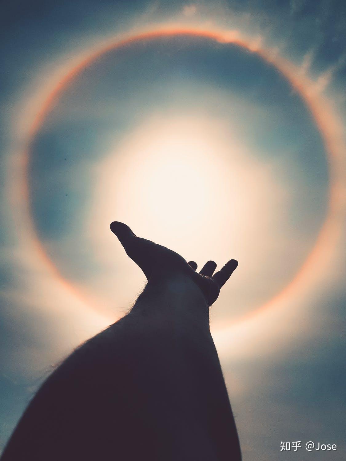 根据纪录片,风挡破碎后,副机长被吸出窗外,机长想拉回来但是够不着