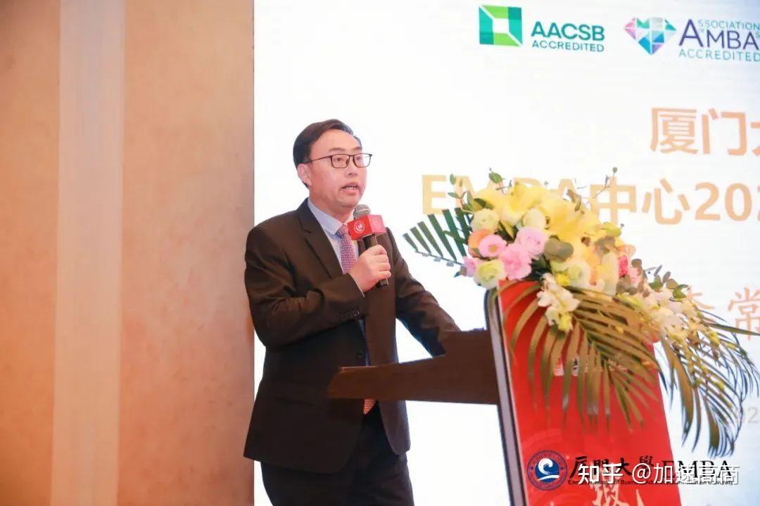 吴超鹏指出,嘉庚精神赋予了厦大鲜亮的爱国底色,是扎根中国大地办教育