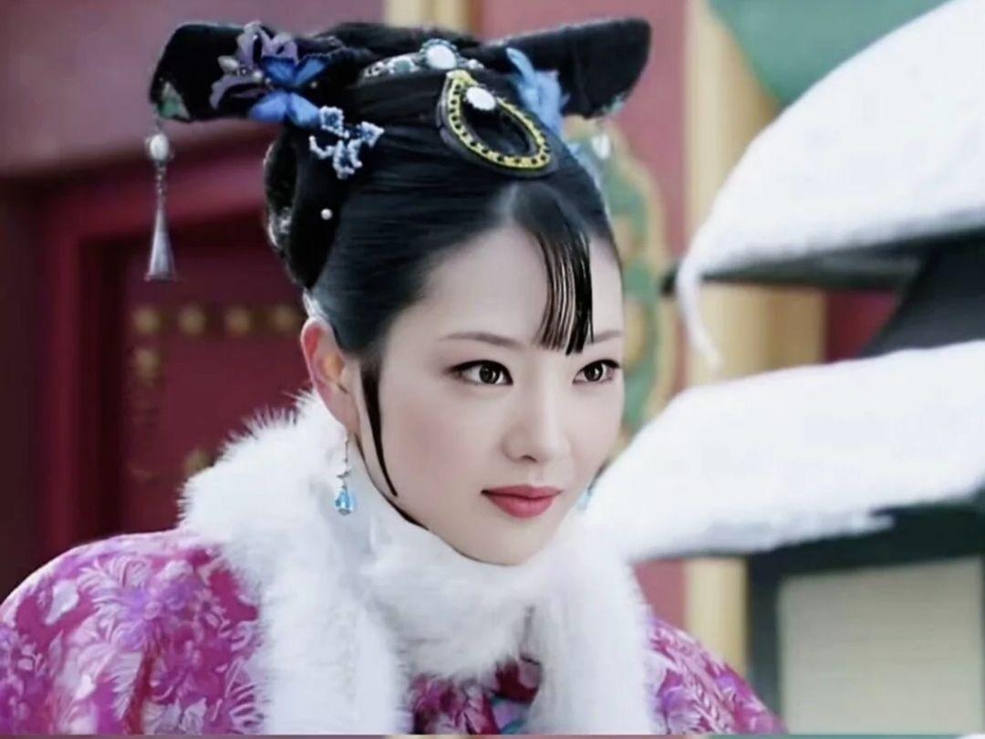 第三位呆瓜丽嫔,丽嫔更是一位没脑子的傻瓜,也许就是因为她比较蠢所以