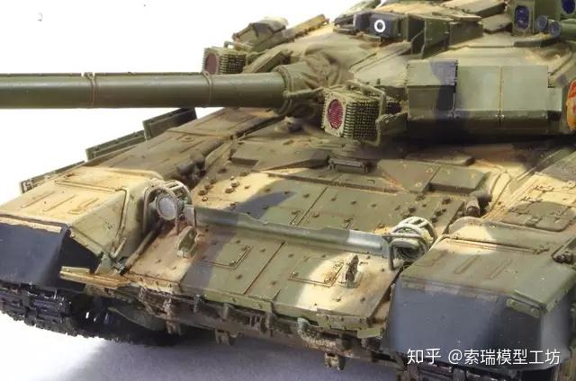 从1995年t-90服役以来,一共有超过900量t-90系列加入俄军,但苏联解体