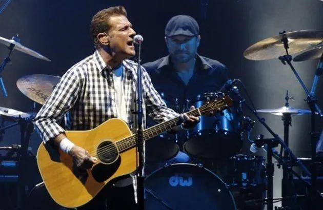 乔·沃尔什终于有机会演奏《pretty maids all in a row》,而文斯