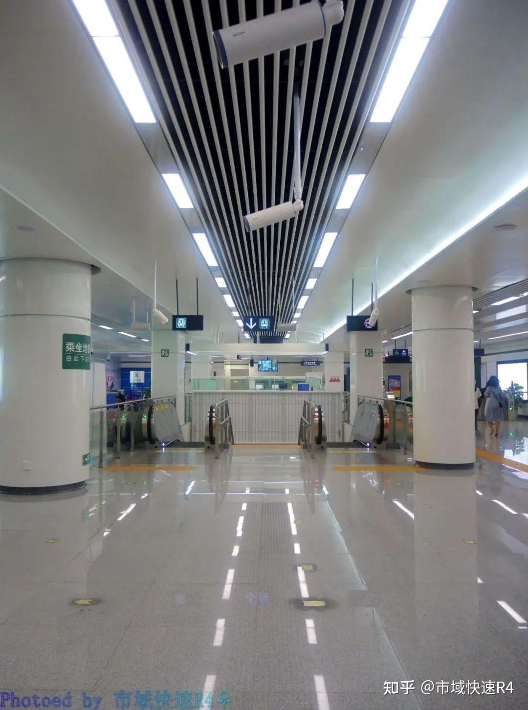 紫阳站站厅层,中部有非常明显的换乘预留结构机场快线的闽都站被设置