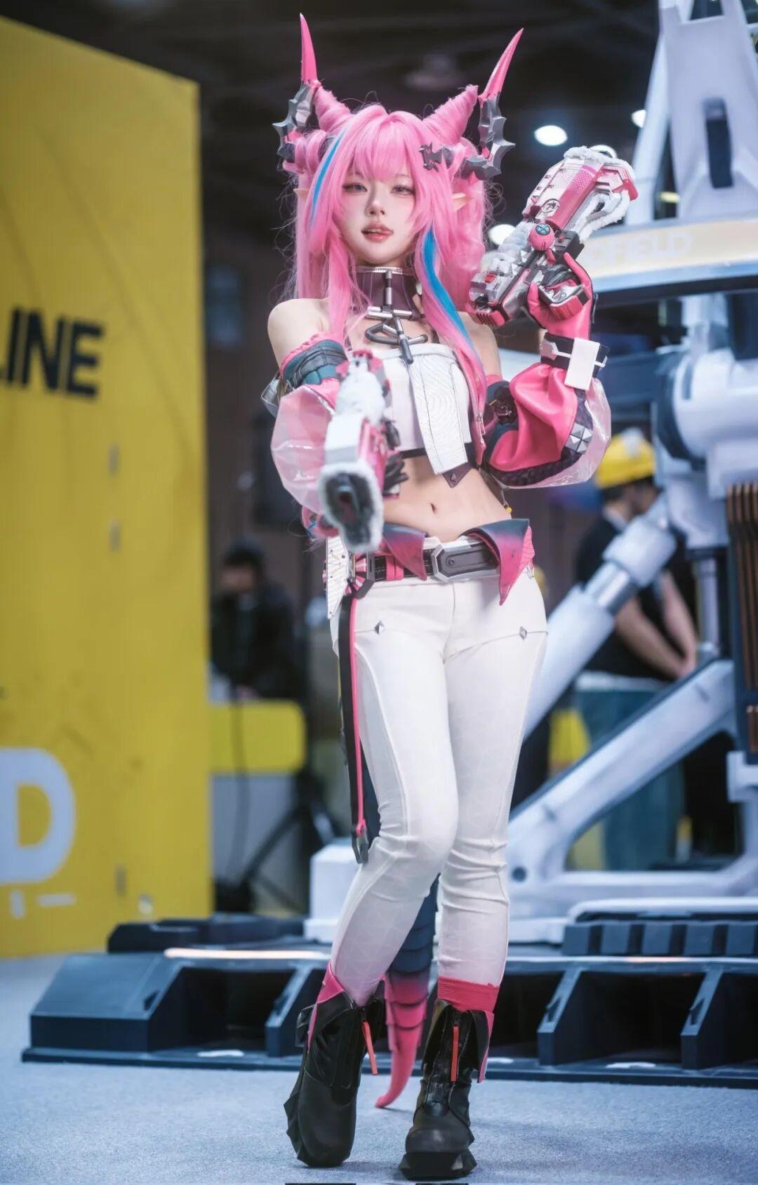 曲线不夸张,却精准命中审美公式。明日方舟终末地 伊冯cos - 知乎