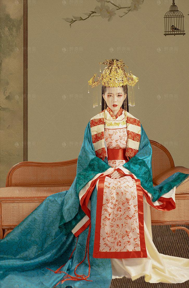 拍摄时,模特或消费者要换上古代的服装,装扮上复古的妆面和造型,通过