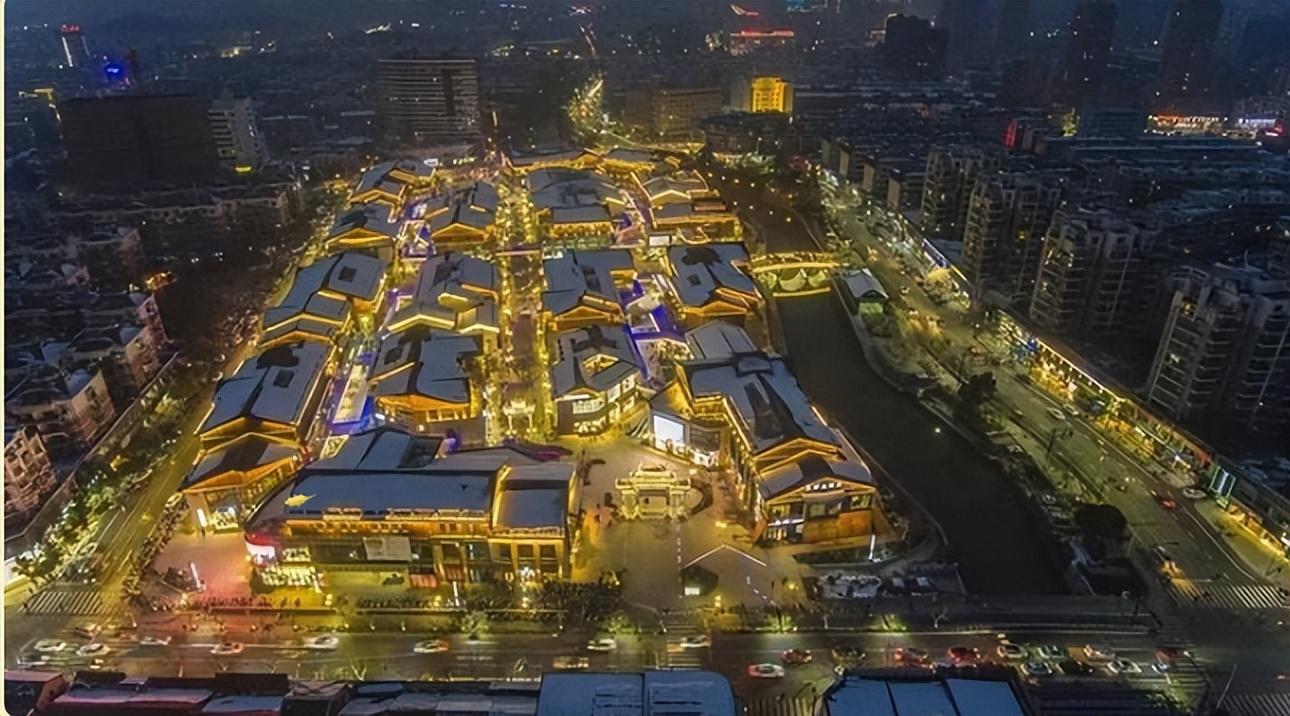 东鱼坊项目位于中国百强县之一的长兴老城区核心地段,东临护城河,南为