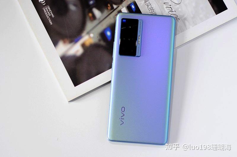 总体而言,和上代产品vivo x60 pro在外观,体积方面都相差不大,基本上