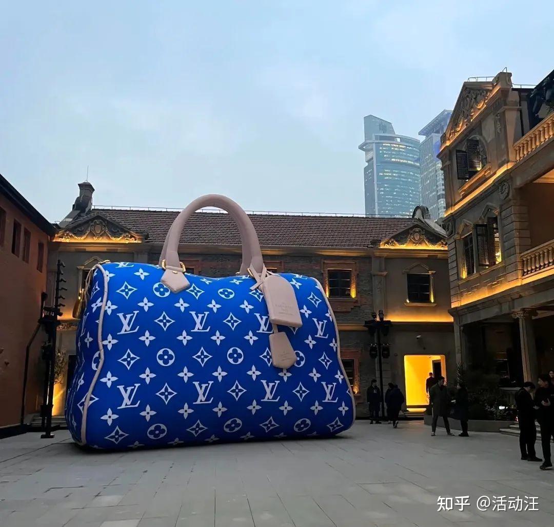 据网友透露,在上海张园里面还有一个蓝色花纹的巨大lv包包.