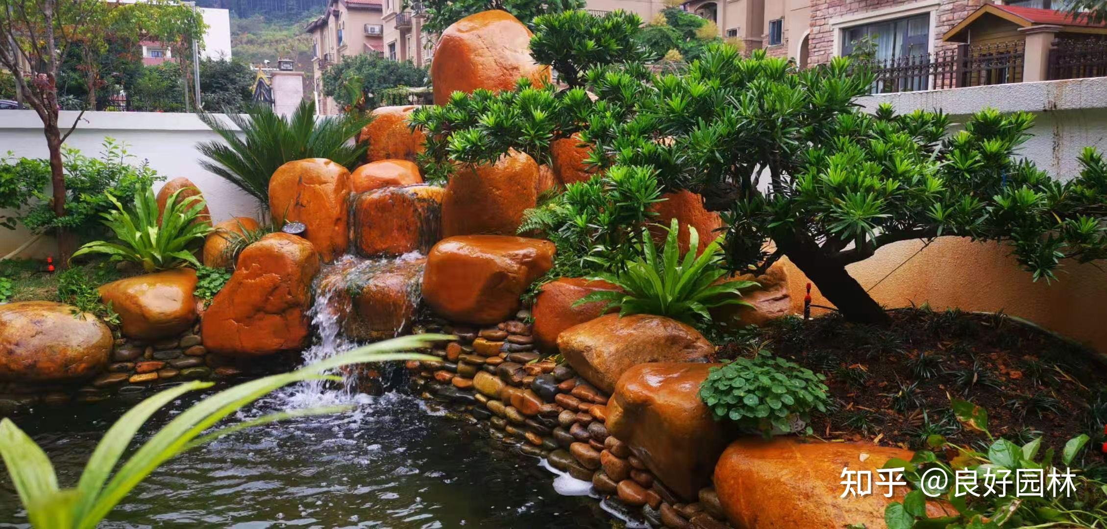 73黄蜡石被广泛应用于景观设计中,尤其是有假山水池造景的庭院.