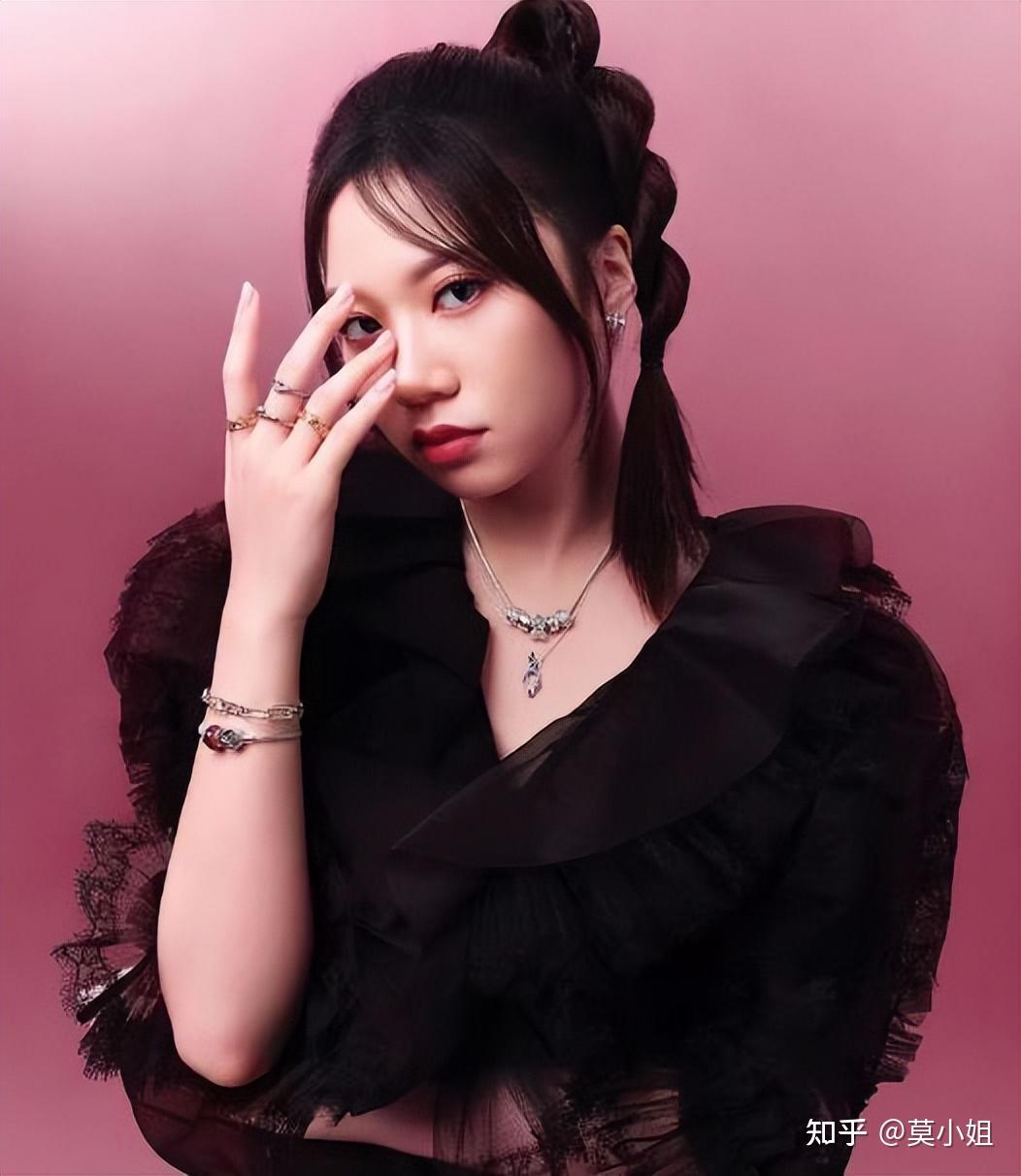 甄子丹19岁女儿出道当歌手,穿抹胸短裙唱跳,口齿不清备受争议 - 知乎
