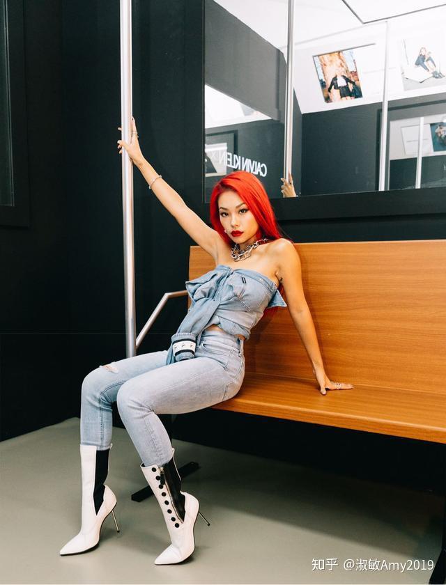 嘻哈女歌手万妮达一头红发搭一身牛仔服性感红唇太吸睛