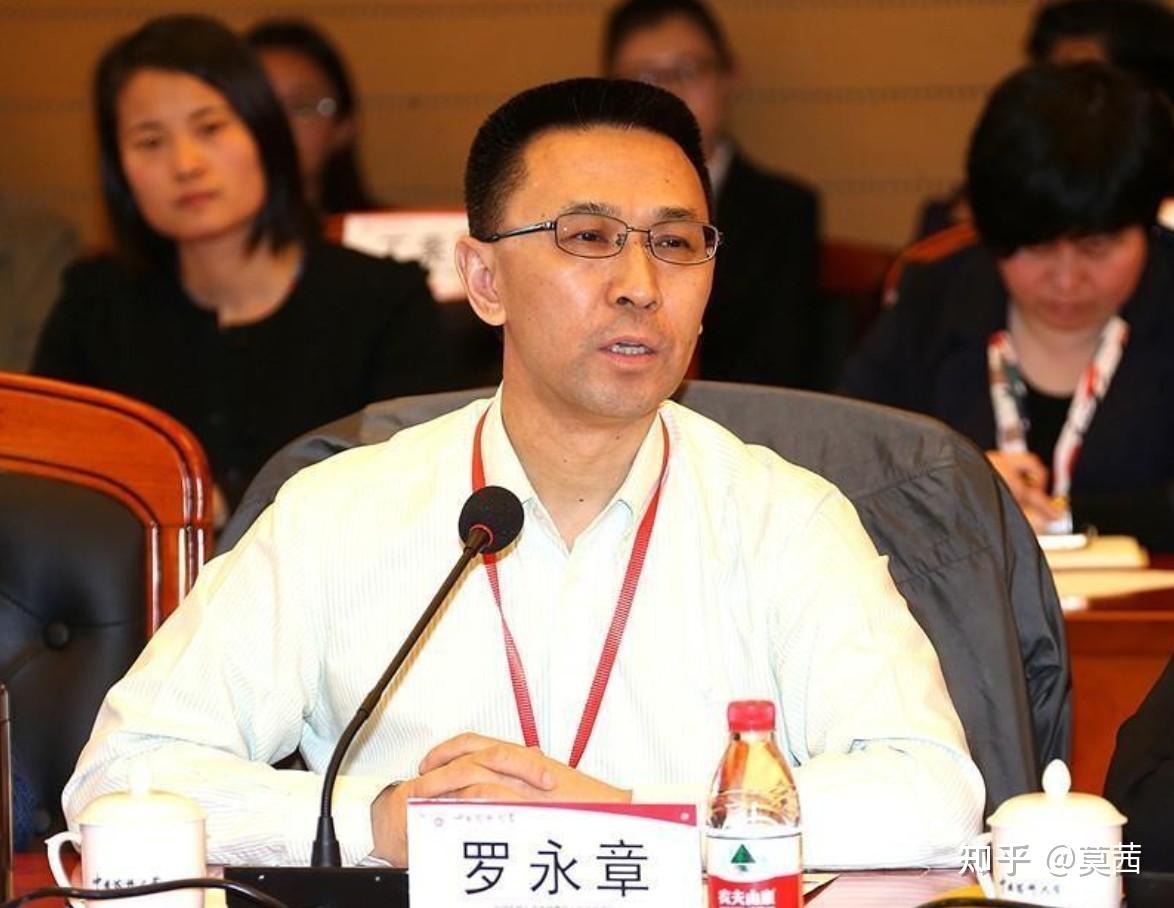 央视主播海霞:嫁清华教授,女儿比她还美,52岁有了"新身份"