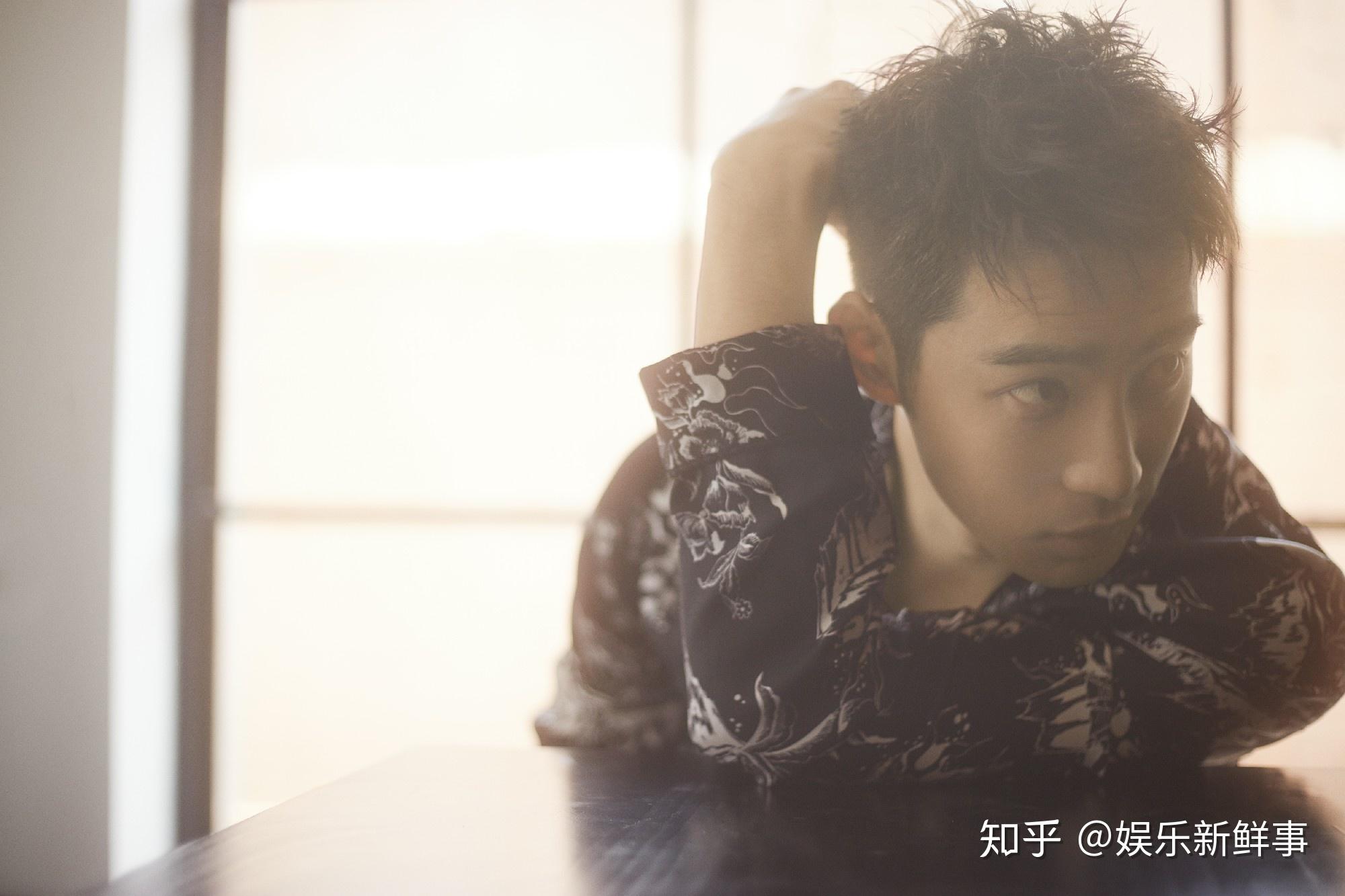 庞瀚辰最新写真曝光气质慵懒胸肌隐现简直苏炸了