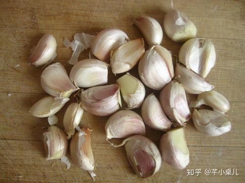 3,然后打开锡纸包,蒜皮就可以轻松剥落了,小心别烫到.