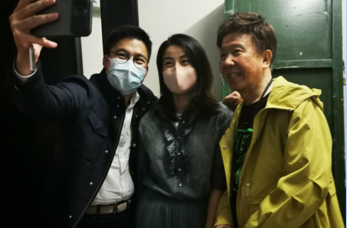 懒王影视综 名媛 李秋元和谢晓莹演出,获霍启刚,郭晶晶和尹光等到场