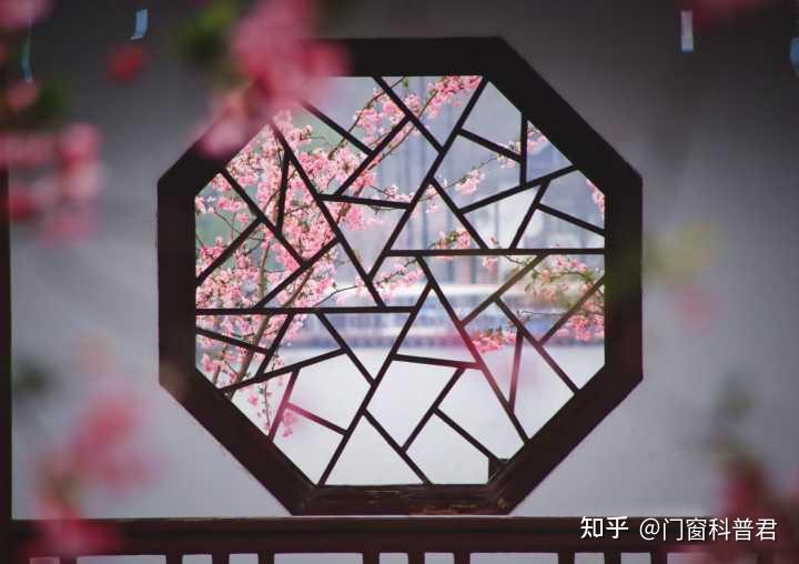 中式门窗的审美中心传统中式窗是由窗框和窗棂组成,窗框是窗四周的