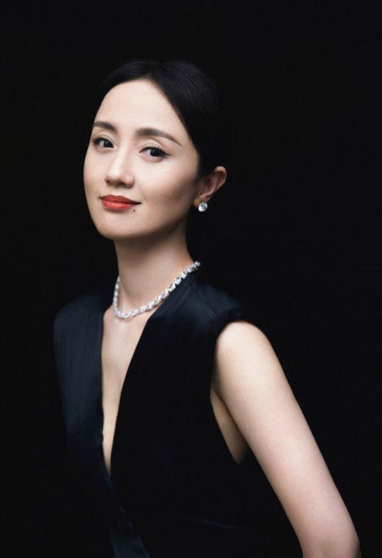 朱媛媛获金鸡奖最佳女配角,穿白礼服优雅动人,曾为孩子放弃潜伏