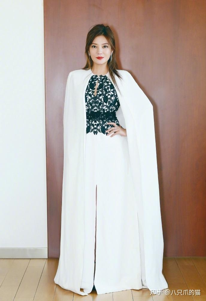 赵薇终于掀起刘海扮贵妇把披风当礼服穿惊艳红毯真有气质