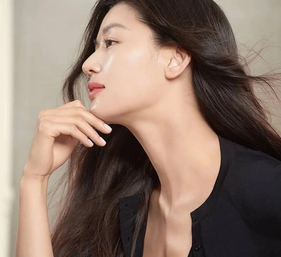 一年不营业营业就上热搜,39岁全智贤的状态我慕了