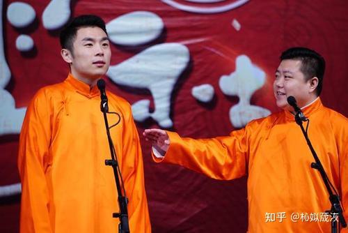 为了满足观众,九南打着快板,绕着观众席边走边唱《十八愁》,从台上到