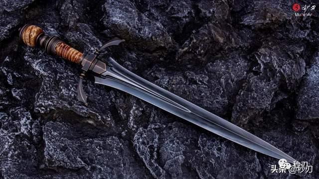 指环形护手采用铜制作而成,棱角分明,加上古铜处理与剑身色泽相当匹配