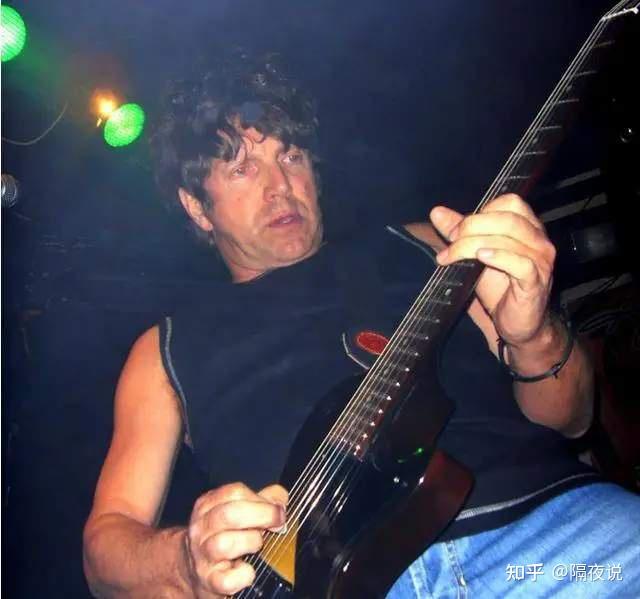 尼尔·布坎南,1961年生于英国利物浦市,这地方是个比较有名的艺术城市