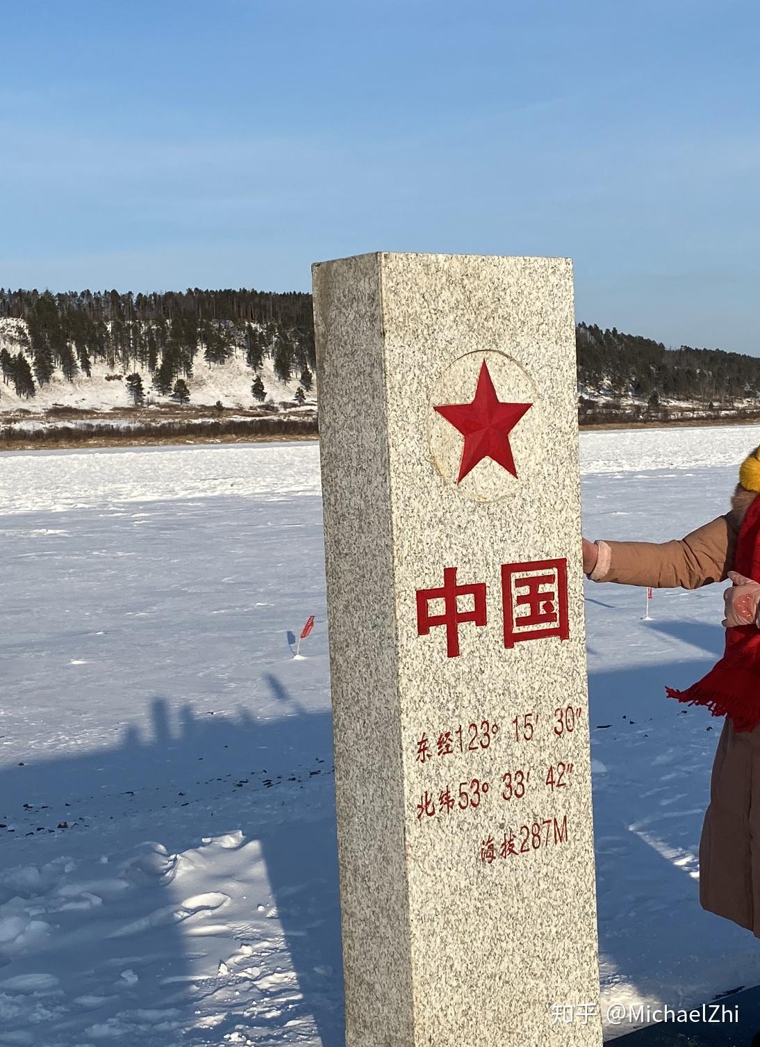 乌苏里浅滩国界线面前的这条江就是黑龙江,也就是中俄的界江,对面的山