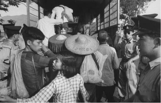 老照片:1962年10万人大逃港事件 - 知乎