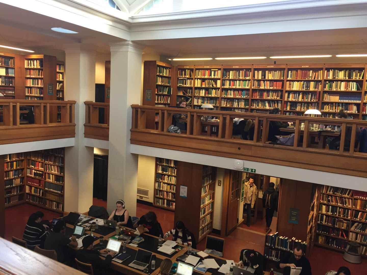 学校的图书馆最关键的一点是我们中国的学生在课堂上比较沉默,其实这