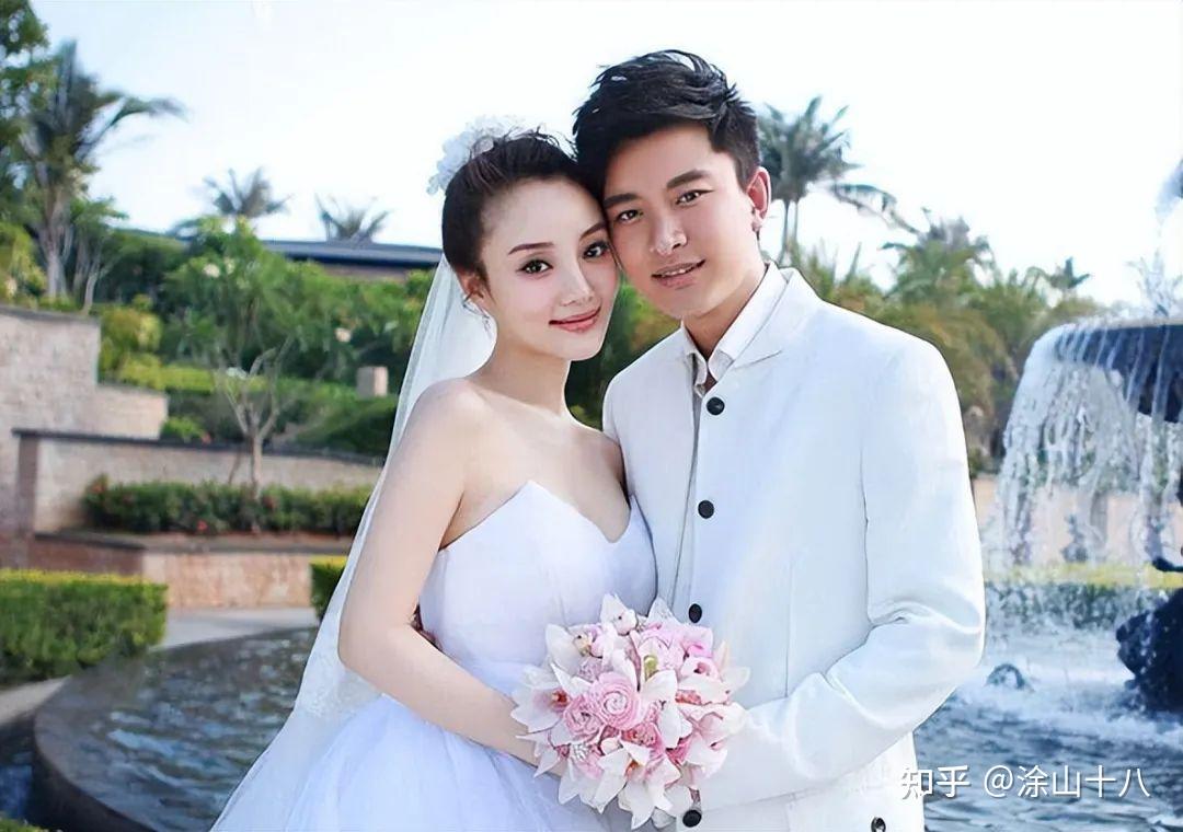 李小璐参加女儿小学毕业礼,母女同框似姐妹,11岁甜馨漂亮有气质