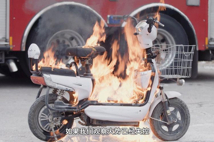 火势蔓延迅速,还可能导致人员被烧伤;若在充电的过程中发生电动车起火