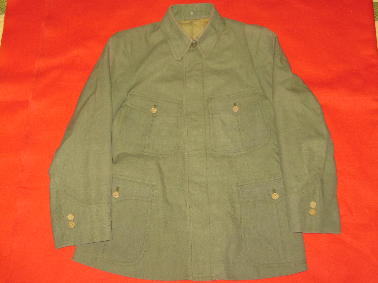 日本网上售卖的伪满协和服原品,后期翻领军服版型可能与之类似.同上