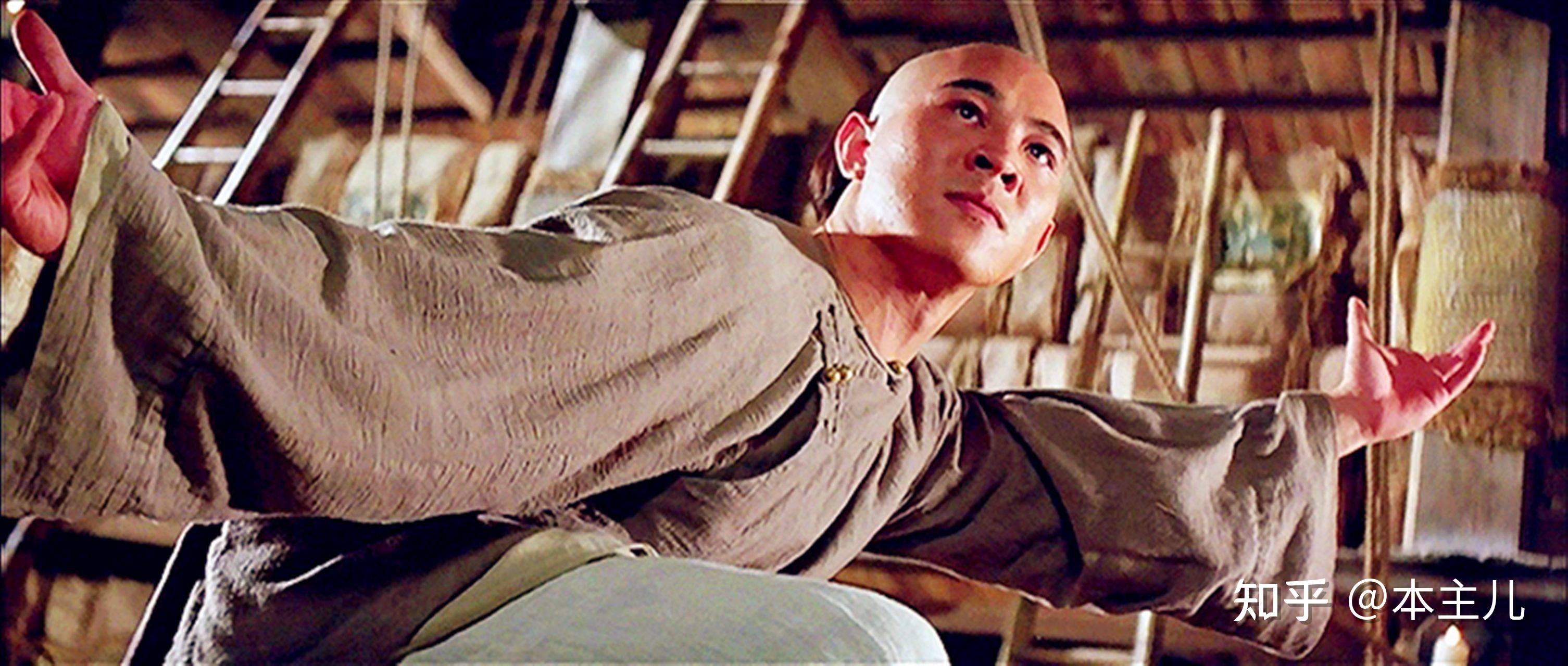 那时李连杰正在拍摄《黄飞鸿2》,拍摄过半无人可替,电影公司只能支付