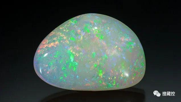 色彩瑰丽璀璨,如同烟火和银河一样绚烂的欧泊,可以算是当今最受欢迎的