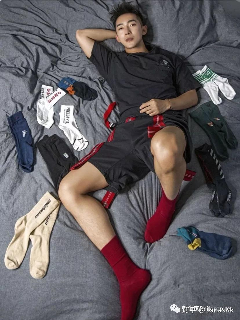 你距离型男只差一双中筒袜丨男生袜子搭配