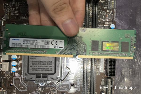 接下来用橡皮擦,将内存的金手指擦拭干净