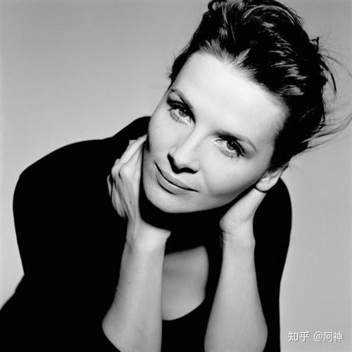 朱丽叶·比诺什27,在奥斯卡颁奖当晚,温斯莱特获得的奖项由玛丽昂·歌