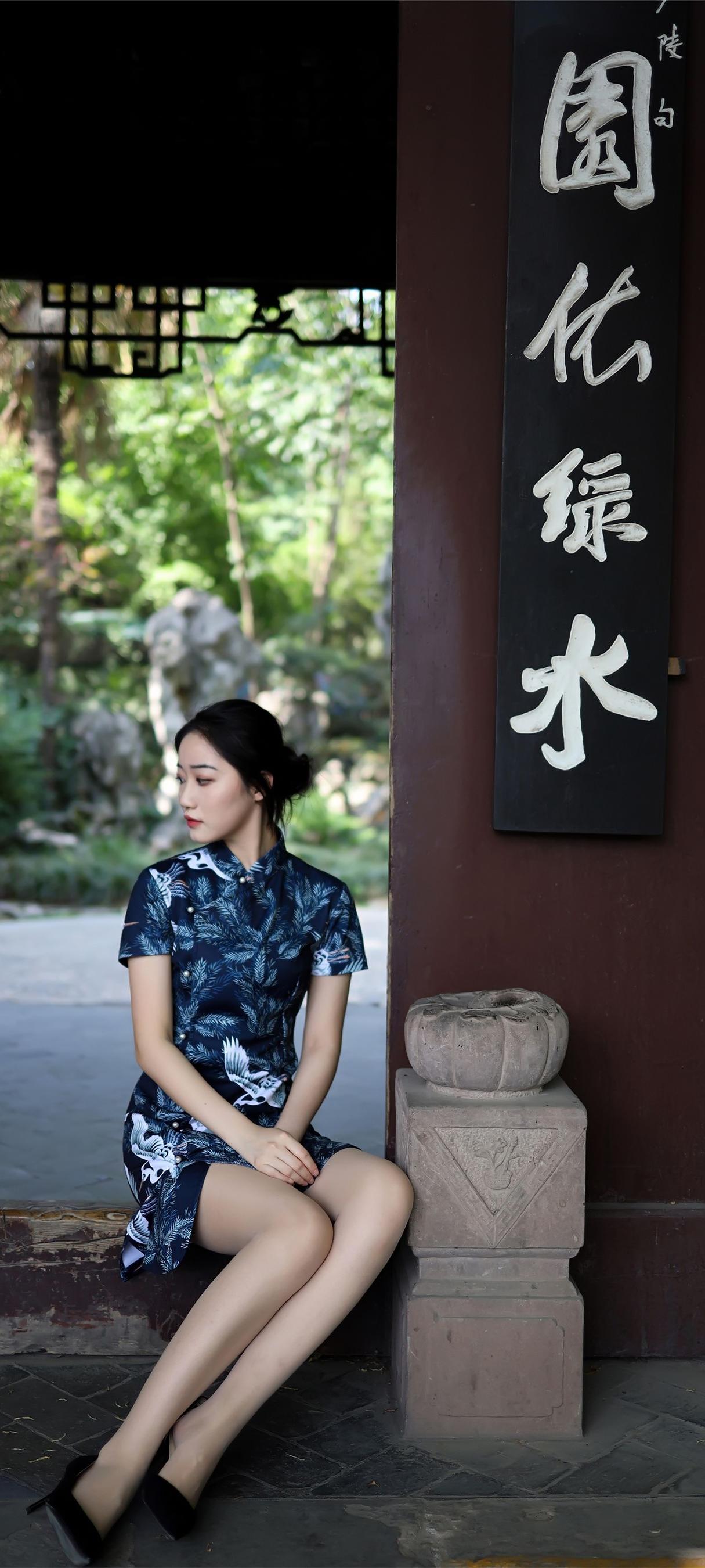 街拍美女,旗袍配肉色丝袜高跟鞋显窈窕身材,气质优雅高贵女人味十足