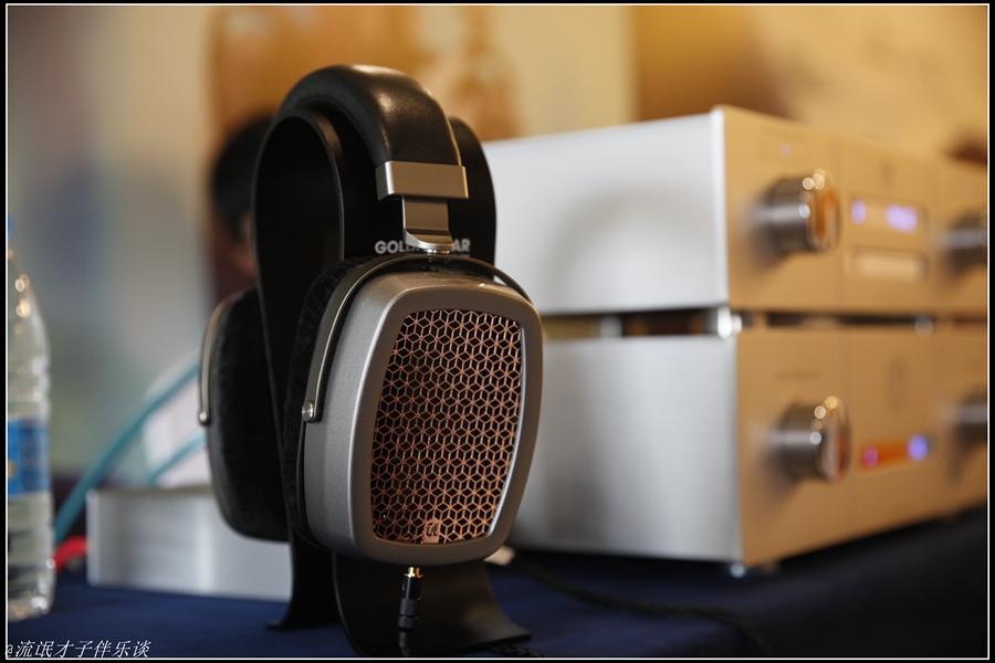 除此以外,给我比较深印象的就是zmf的旗舰耳机verite(包括封闭版和