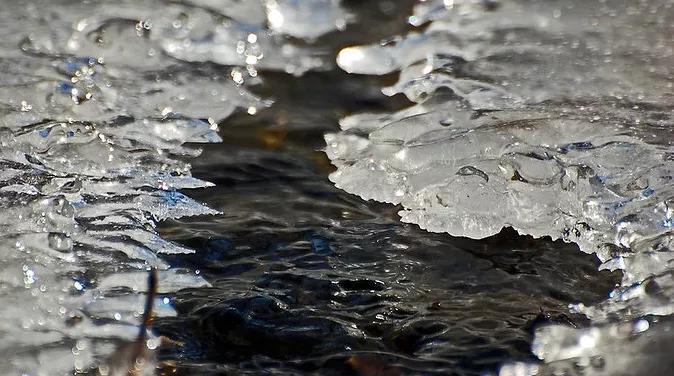 东风送暖,大地开始解冻.一候东风解冻,二候蜇虫始振,三候鱼陟负冰.