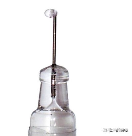 图4 空气弹到注射器底部第三步:将少量空气弹到注射器底部.