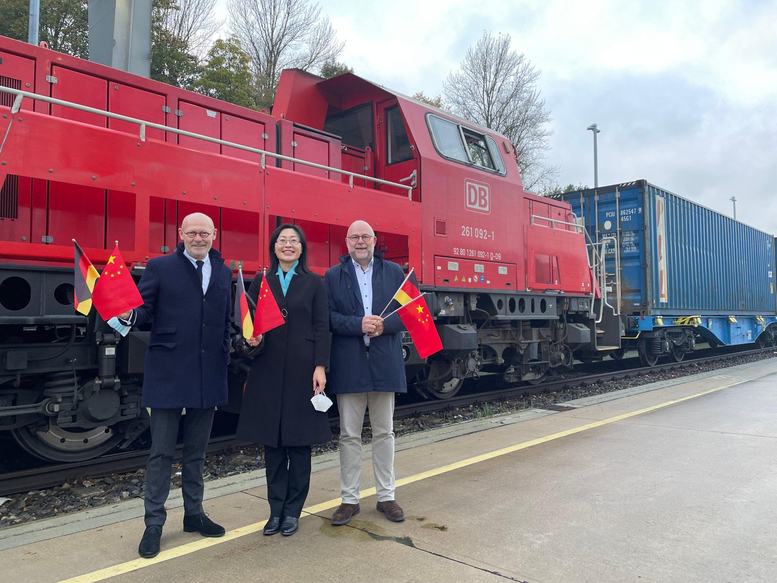 上海始发中欧班列抵达德国汉堡港
