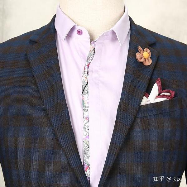 后会有一个固定袢带 ,用来控制住花身;第二种则是直接置于花眼的位置