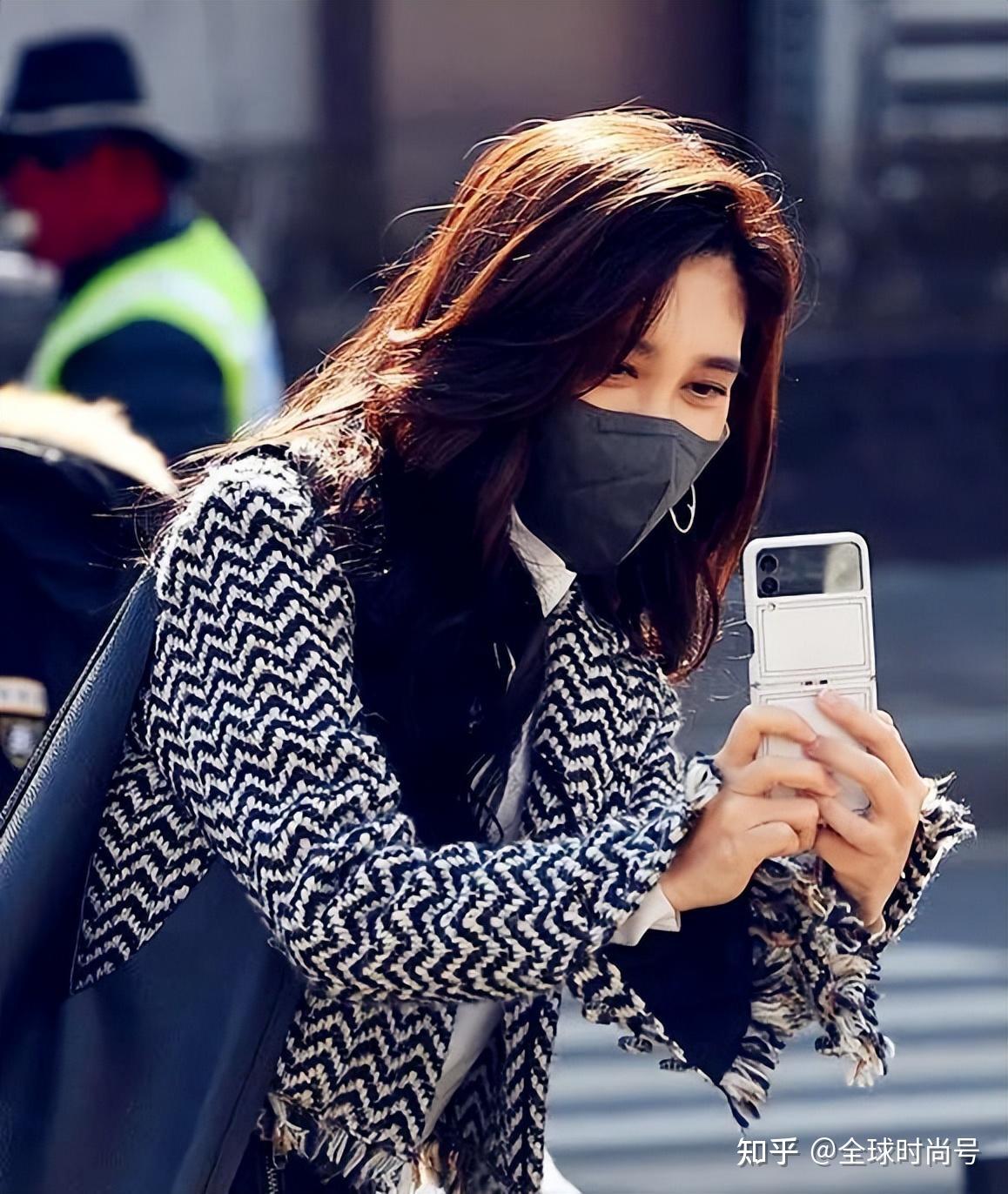李富真参加儿子毕业庆典,穿格纹外套美出圈,身价280亿年龄成迷 - 知乎