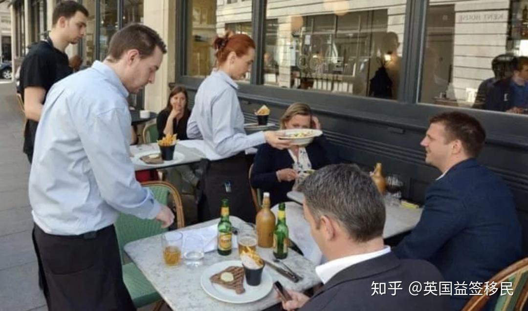 英国服务业工作人员/ 网络这个新系统正是支持退欧的《太阳报》读者