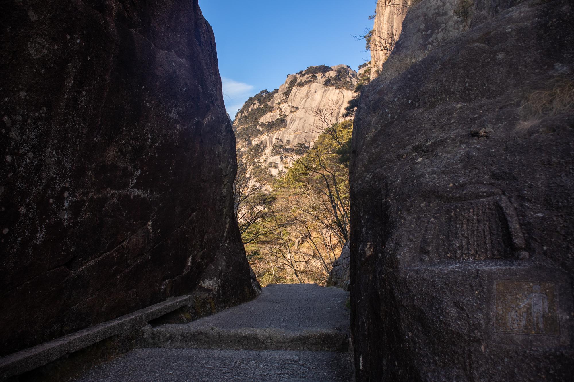 五老上天都,在黄海矼至天门坎的登道上,回望"金鸡叫天门","金鸡"已不