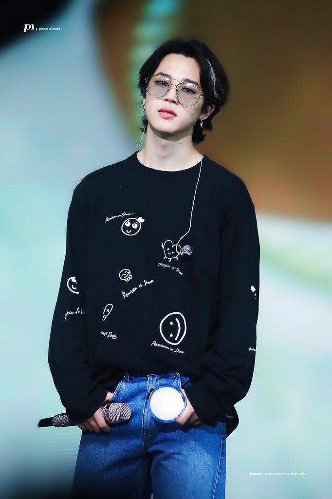 请问有朴智旻近期黑发白发挑染的图吗