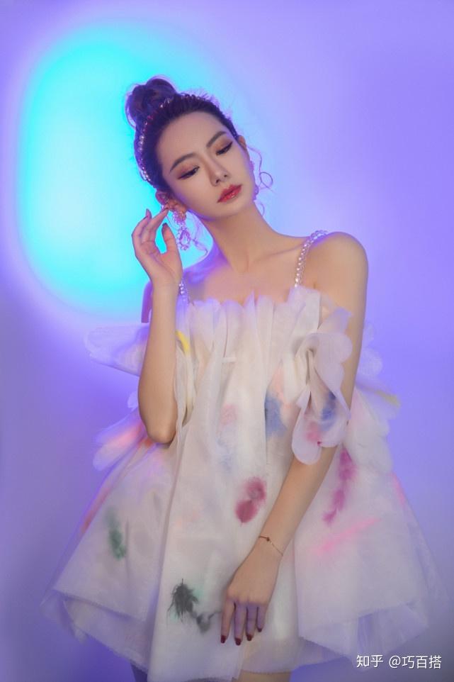 戚薇太会穿了雾莲仙女裙搭配丸子头甜美可爱的样子和女儿好像