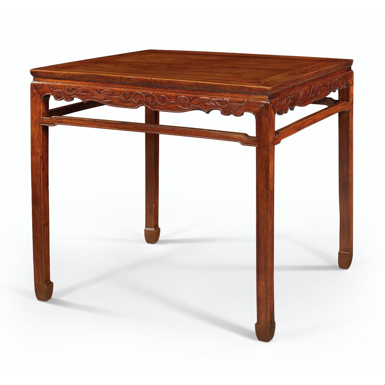 带雕花的不多清黄花梨方桌估价五万美元